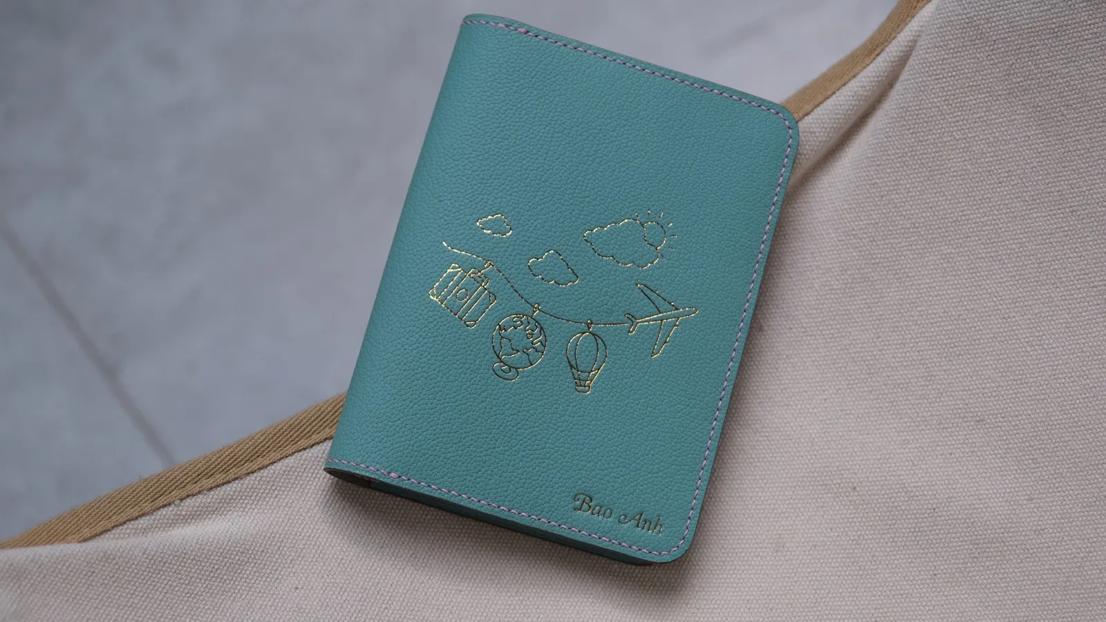 Ảnh Lifestyle Bao da hộ chiếu da dê Alran xanh phối hồng - Koi Leather