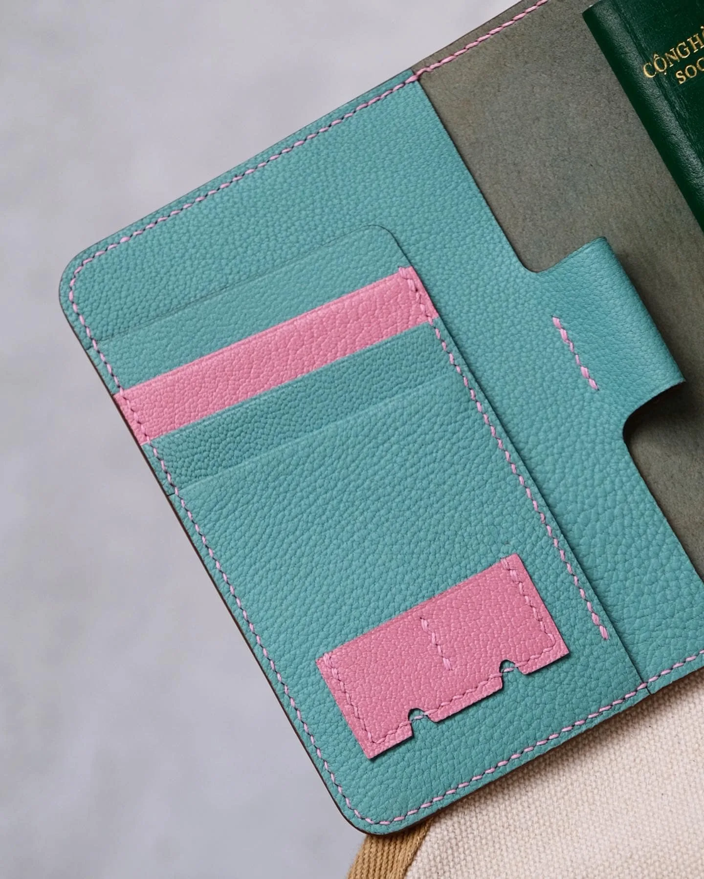 Ảnh Studio Bao da hộ chiếu da dê Alran xanh phối hồng - Koi Leather