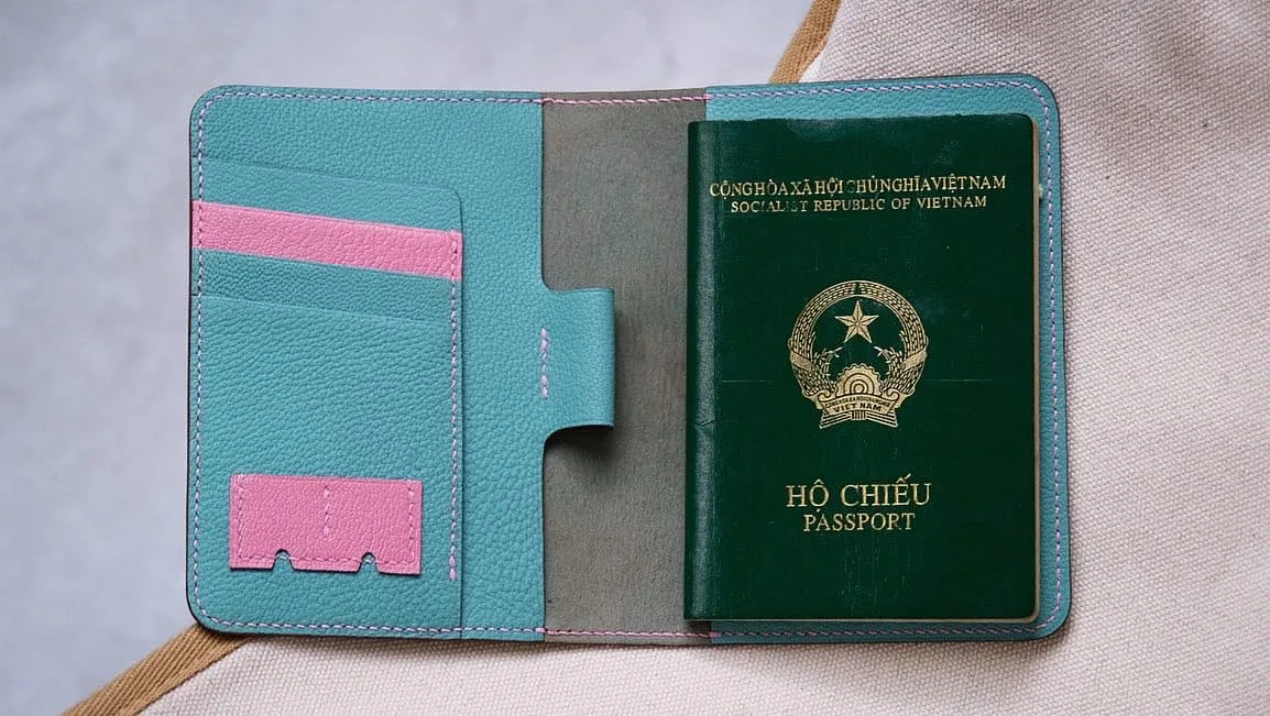 Ảnh Studio Bao da hộ chiếu da dê Alran xanh phối hồng - Koi Leather