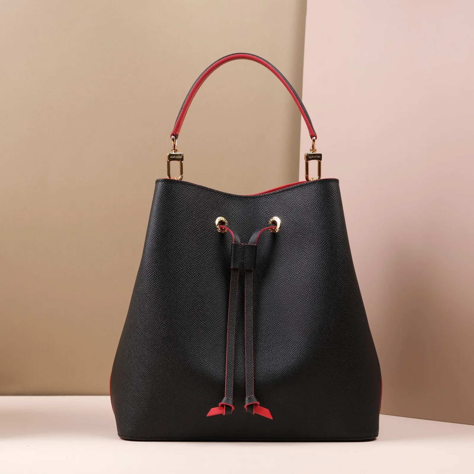 Ảnh Studio Túi bucket da Epsom đen phối lót đỏ dây rút - Koi Leather