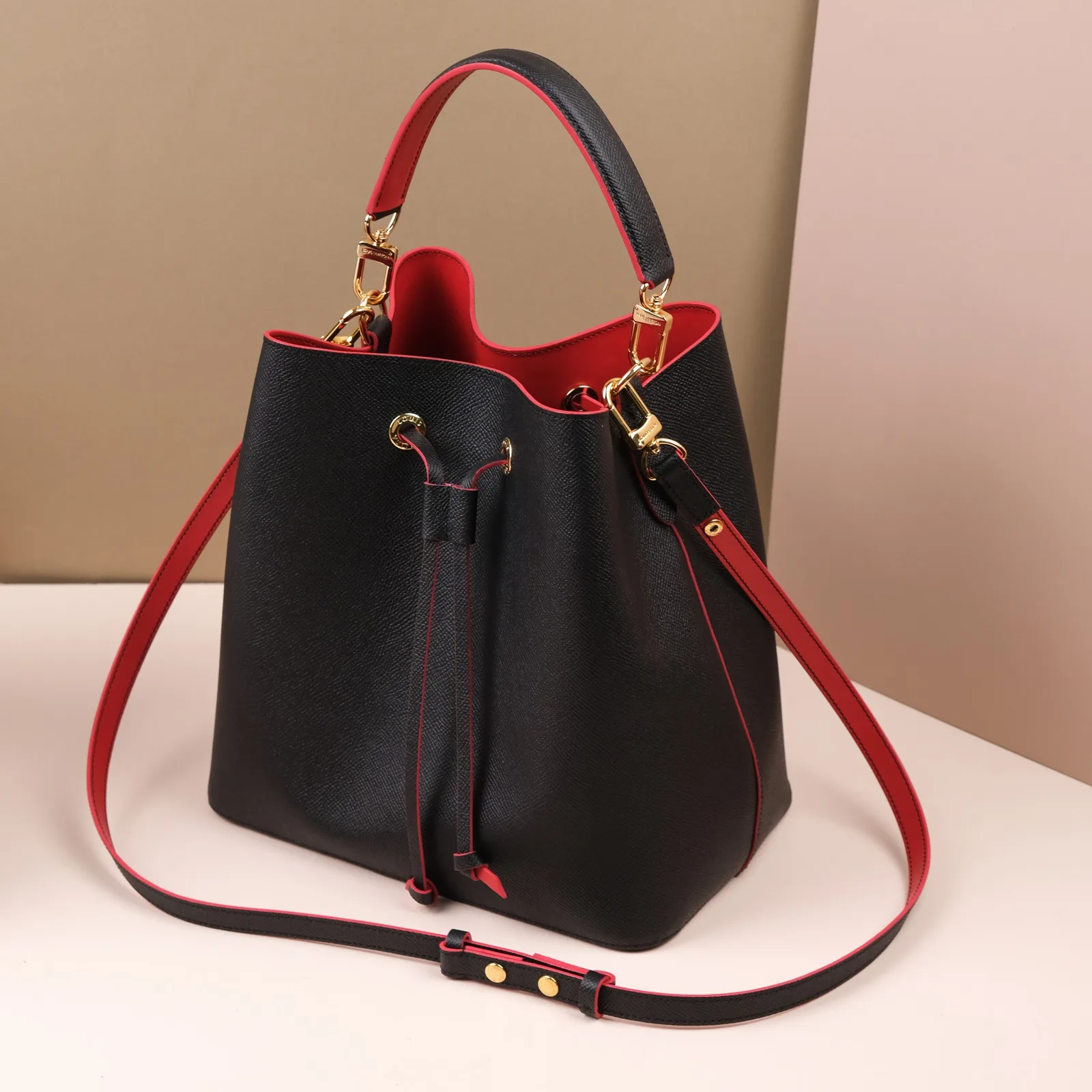 Ảnh Studio Túi bucket da Epsom đen phối lót đỏ dây rút - Koi Leather