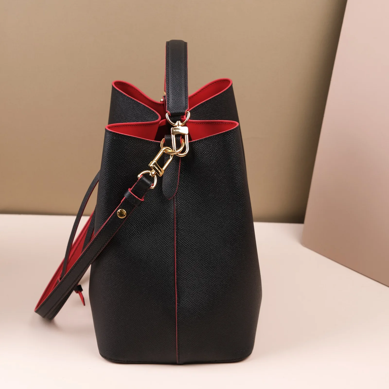 Ảnh Studio Túi bucket da Epsom đen phối lót đỏ dây rút - Koi Leather