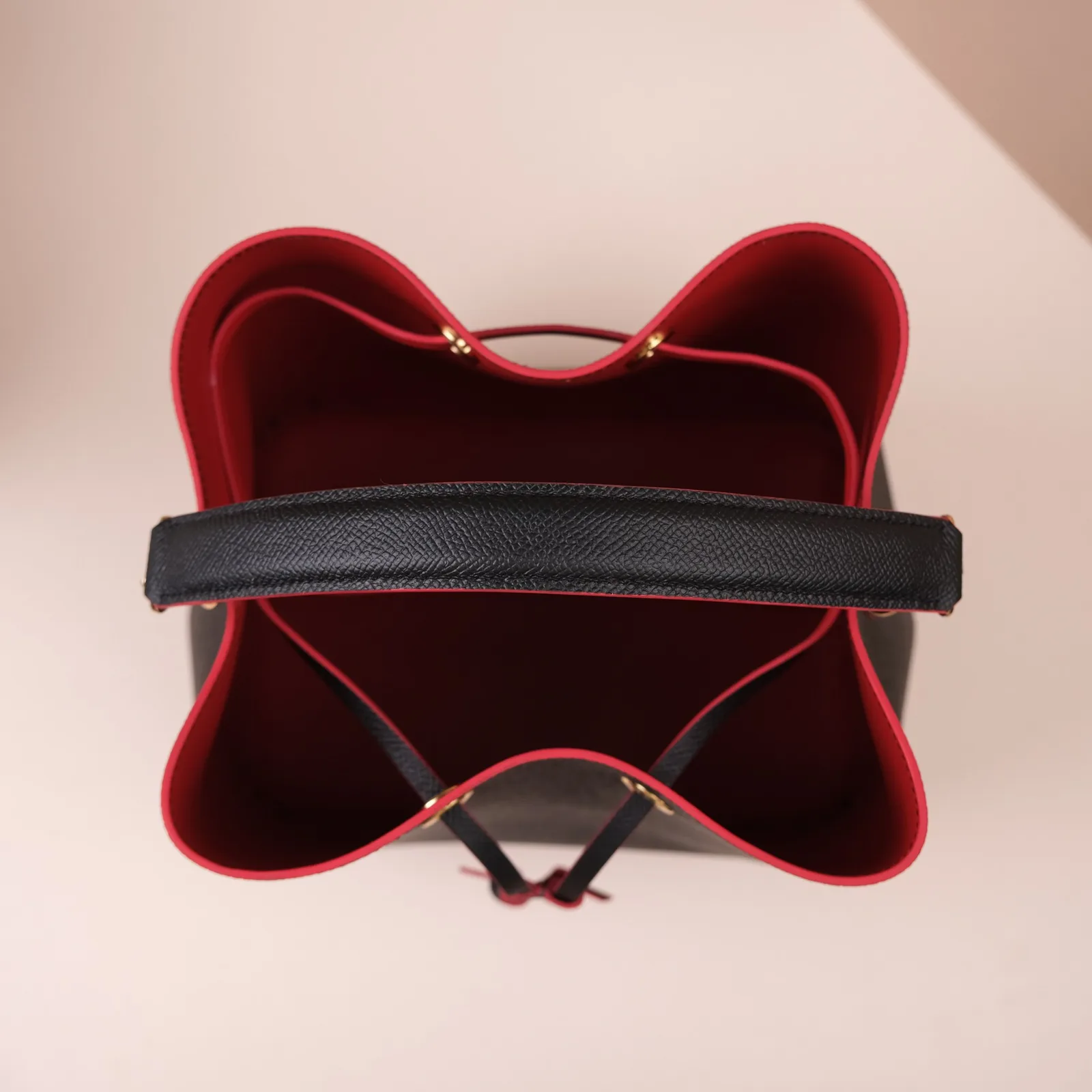 Ảnh Studio Túi bucket da Epsom đen phối lót đỏ dây rút - Koi Leather