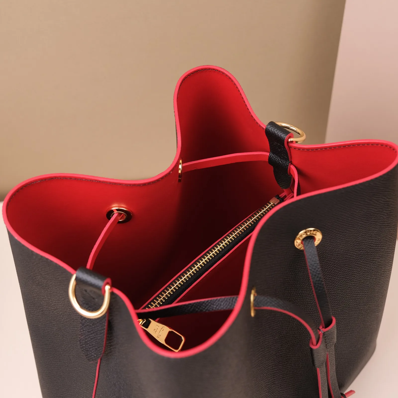 Ảnh Studio Túi bucket da Epsom đen phối lót đỏ dây rút - Koi Leather