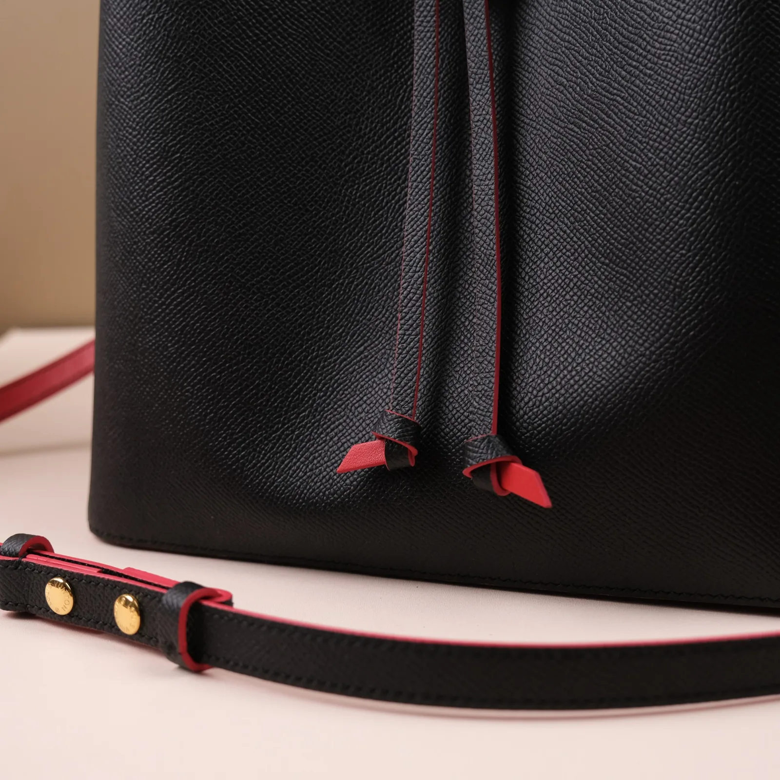 Ảnh Studio Túi bucket da Epsom đen phối lót đỏ dây rút - Koi Leather