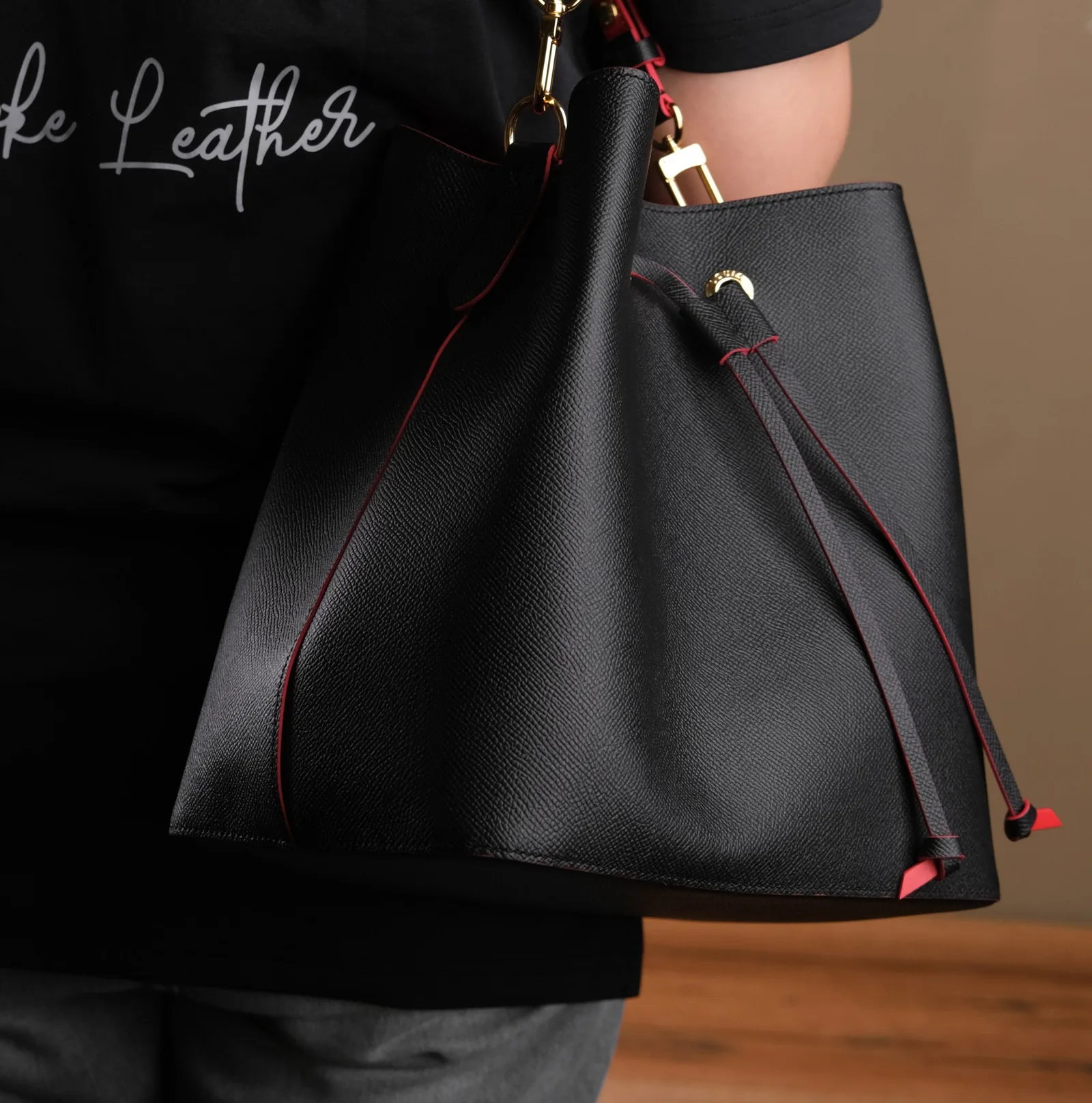 Ảnh Lifestyle Túi bucket da Epsom đen phối lót đỏ dây rút - Koi Leather