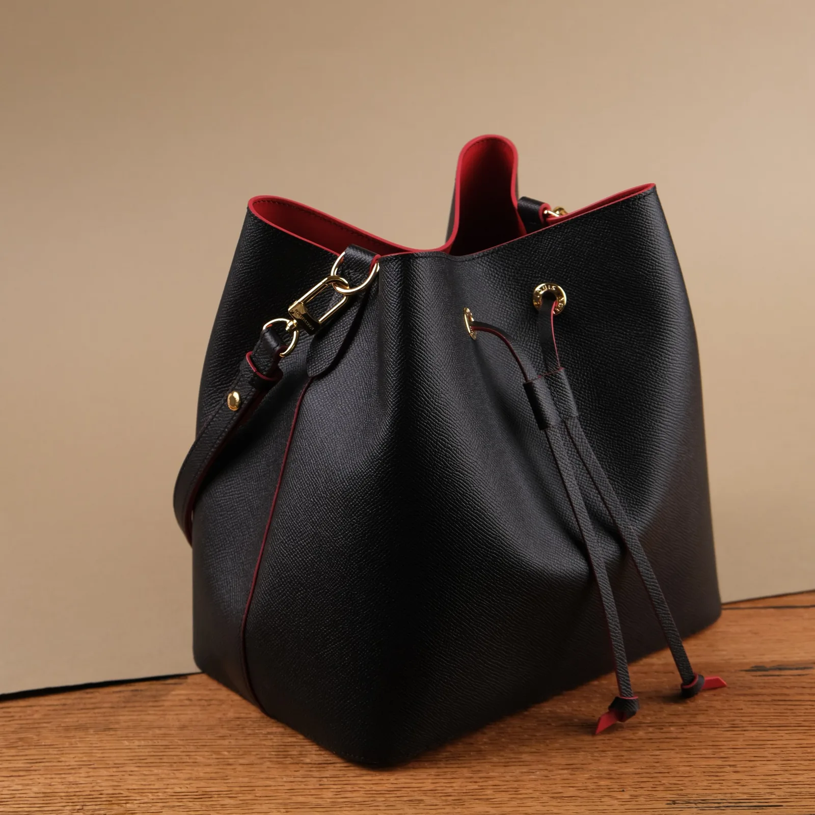Ảnh Studio Túi bucket da Epsom đen phối lót đỏ dây rút - Koi Leather