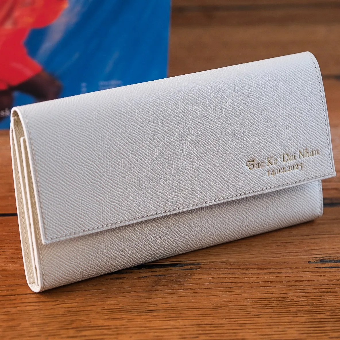 Ảnh Lifestyle Ví dài nắp gập da Epsom màu trắng - Koi Leather