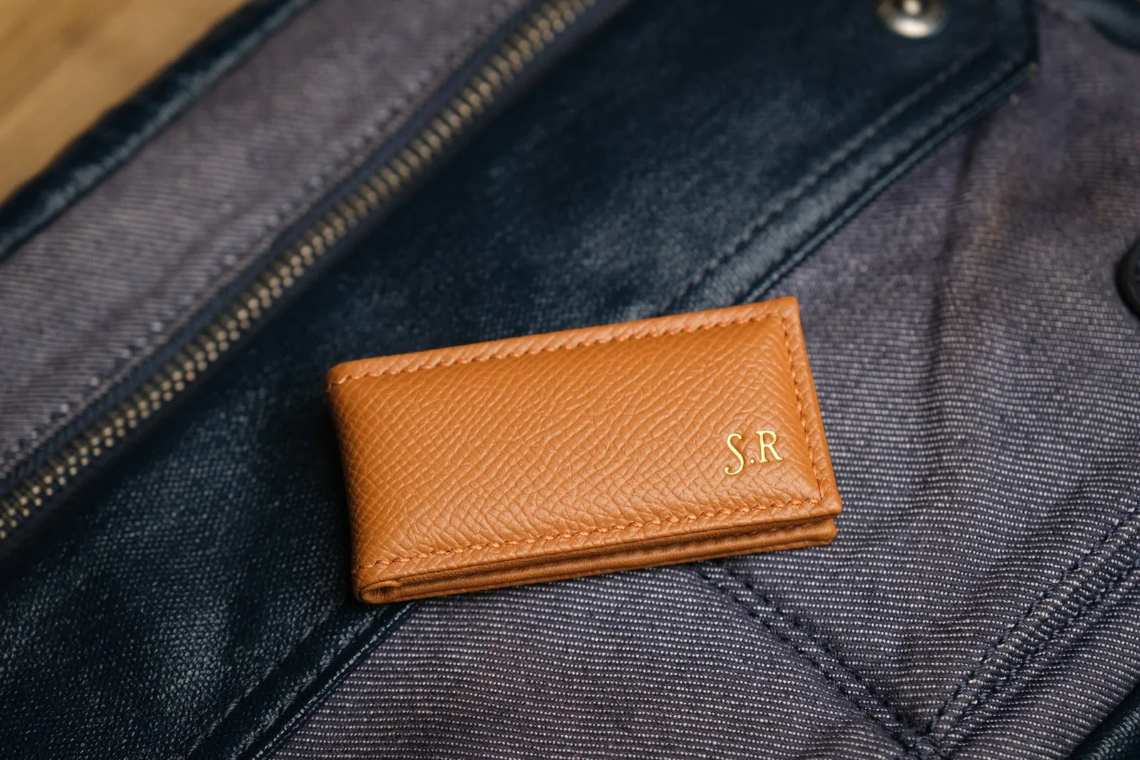 Ảnh Studio Kẹp tiền nam châm da Epsom màu nâu Gold - Koi Leather