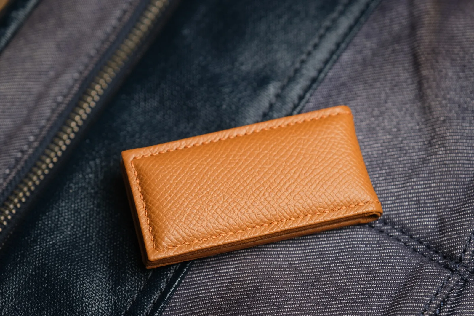 Ảnh Studio Kẹp tiền nam châm da Epsom màu nâu Gold - Koi Leather