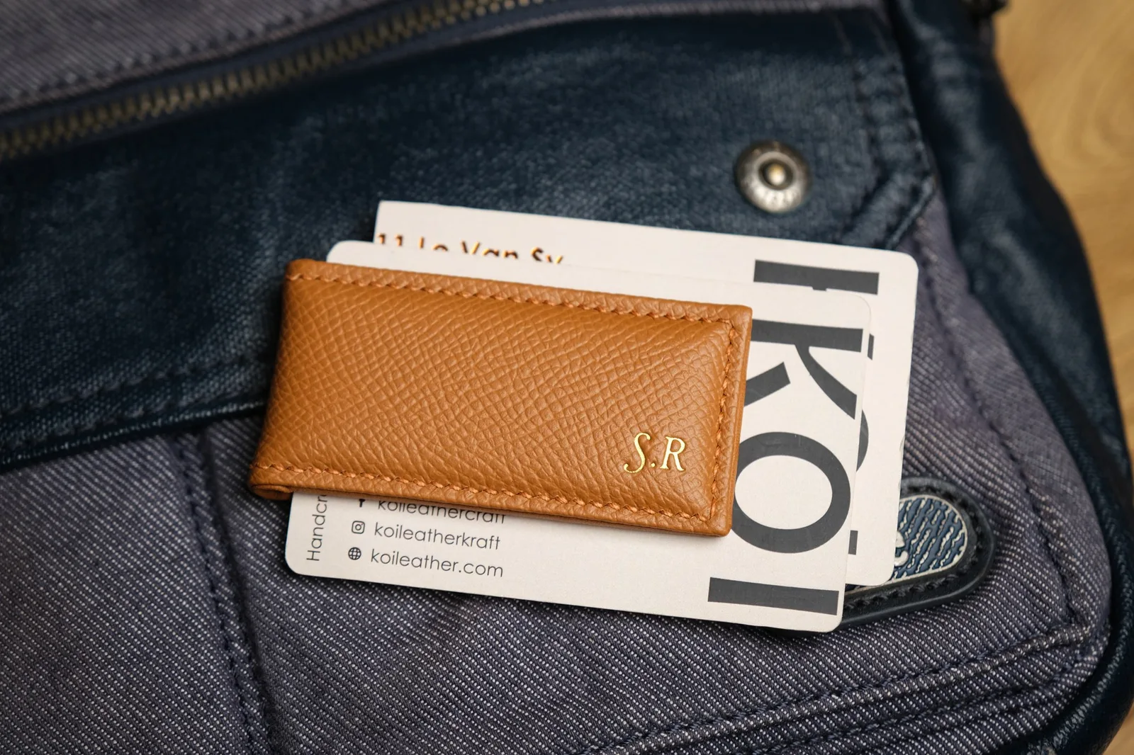 Ảnh Lifestyle Kẹp tiền nam châm da Epsom màu nâu Gold - Koi Leather