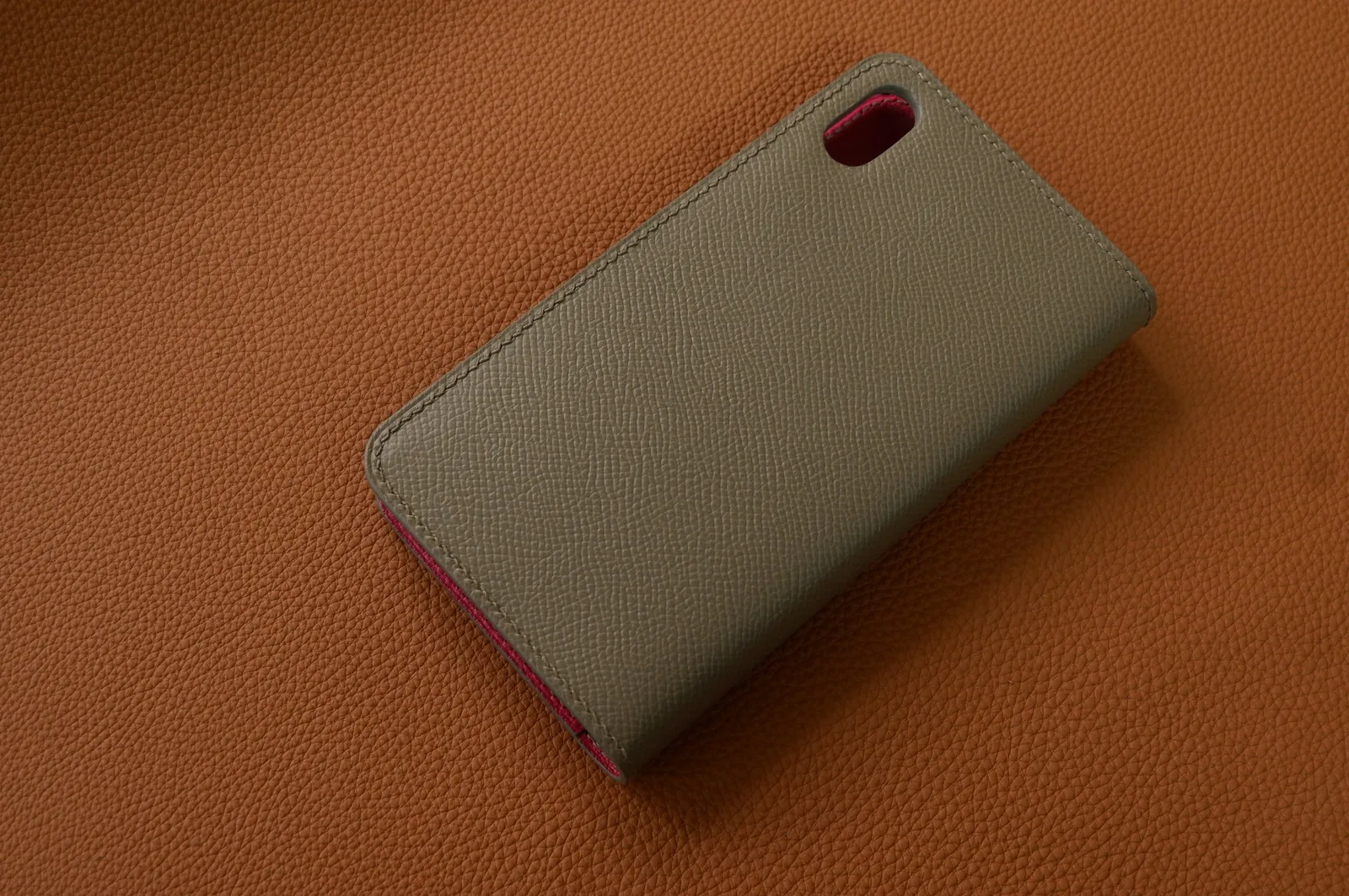 Ảnh Studio Bao da điện thoại nắp gập da Epsom màu Etoupe phối hồng - Koi Leather