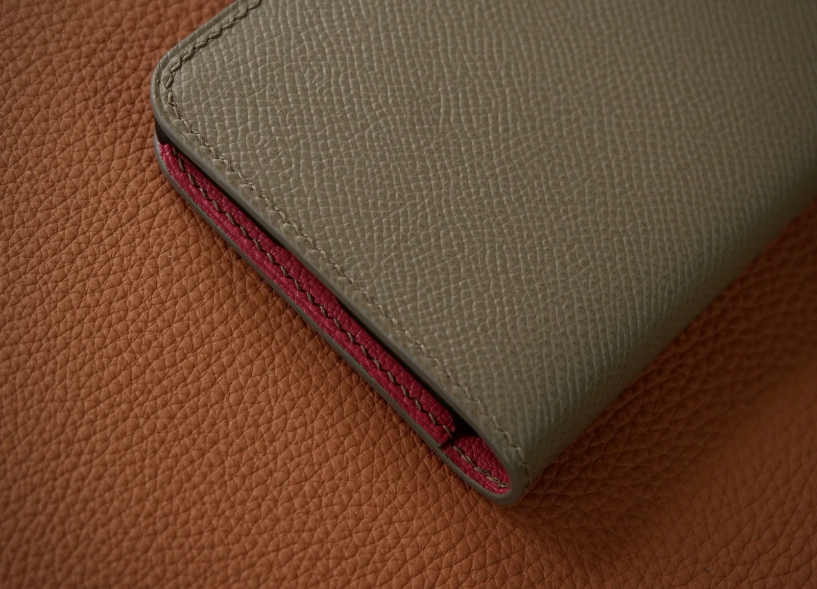 Ảnh Studio Bao da điện thoại nắp gập da Epsom màu Etoupe phối hồng - Koi Leather