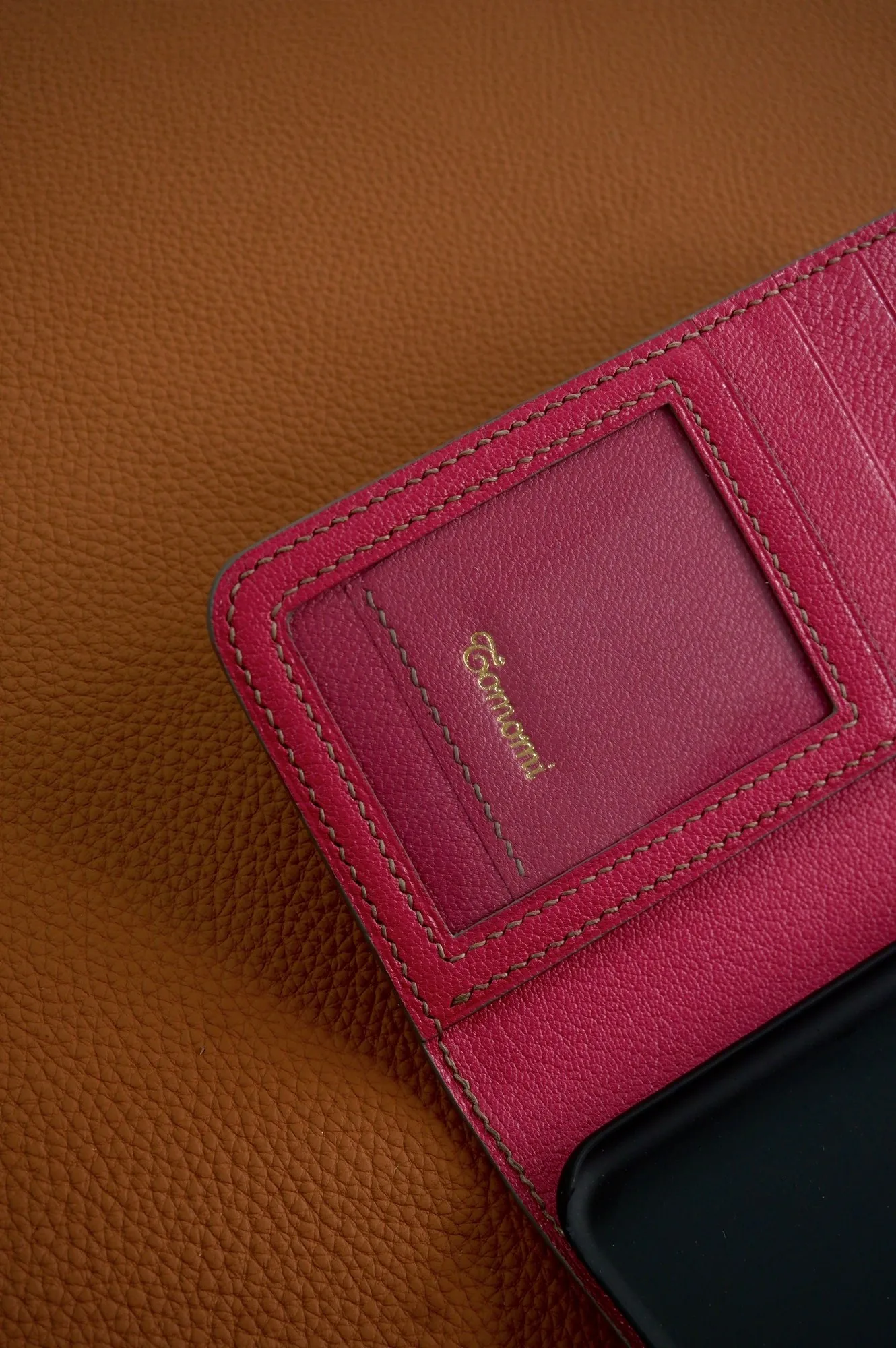 Ảnh Bao da điện thoại nắp gập da Epsom màu Etoupe phối hồng - Koi Leather