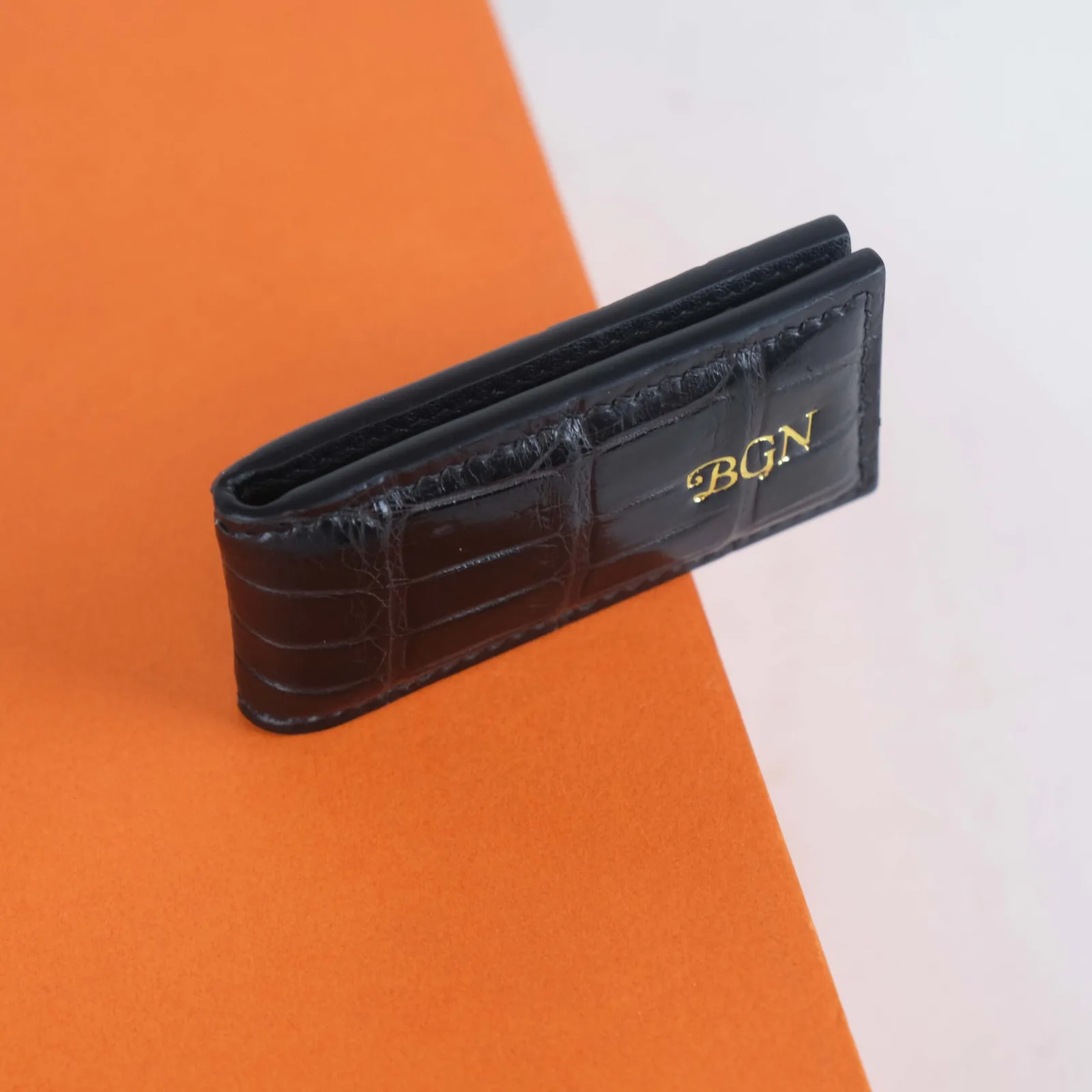 Ảnh Studio Kẹp tiền nam châm da cá sấu màu đen - Koi Leather