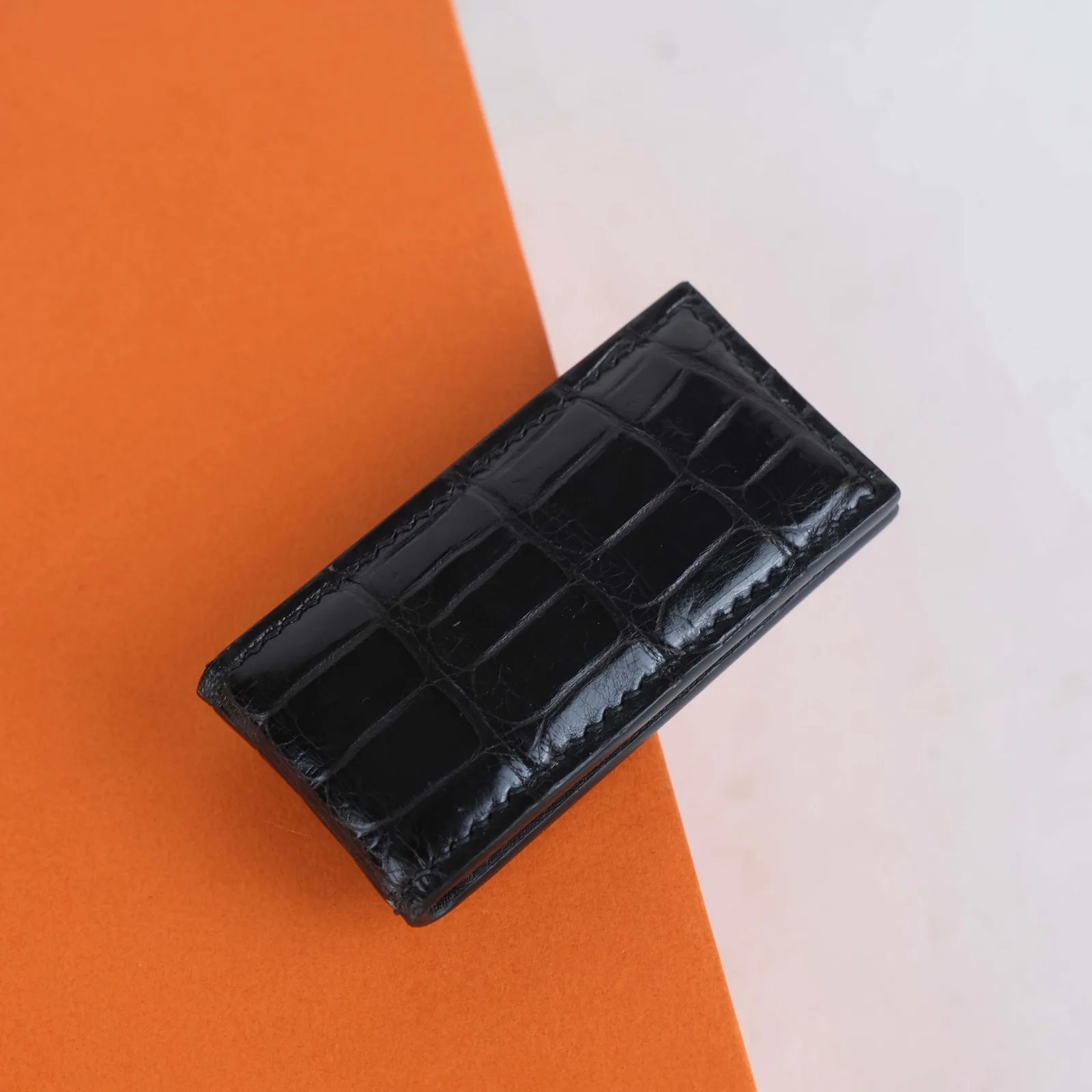 Ảnh Studio Kẹp tiền nam châm da cá sấu màu đen - Koi Leather