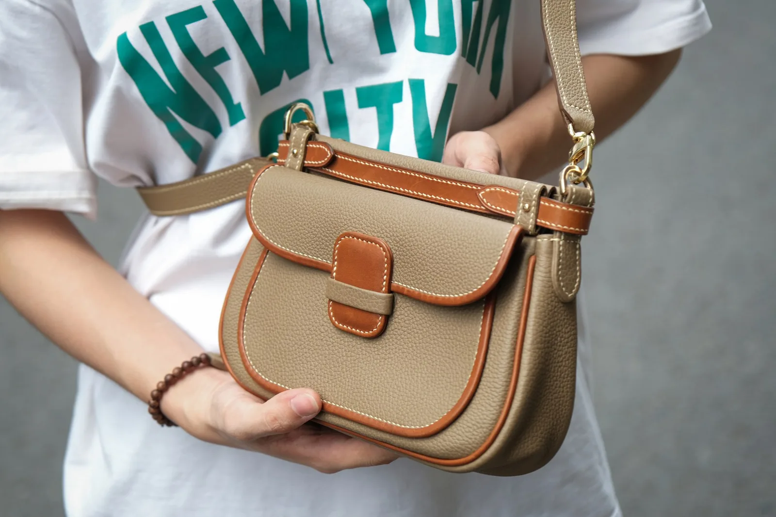 Ảnh Lifestyle Túi Mettique da Togo màu xám Etoupe phối nâu Gold - Koi Leather