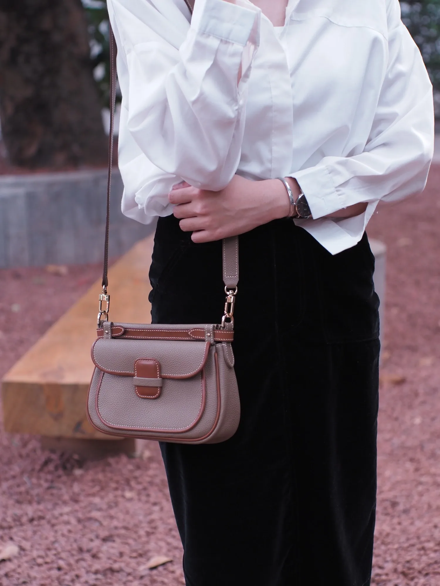 Ảnh Lifestyle Túi Mettique da Togo màu xám Etoupe phối nâu Gold - Koi Leather