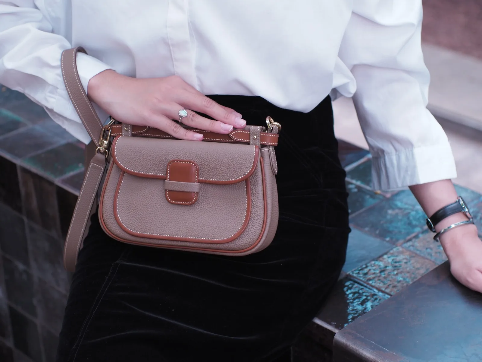 Ảnh Lifestyle Túi Mettique da Togo màu xám Etoupe phối nâu Gold - Koi Leather