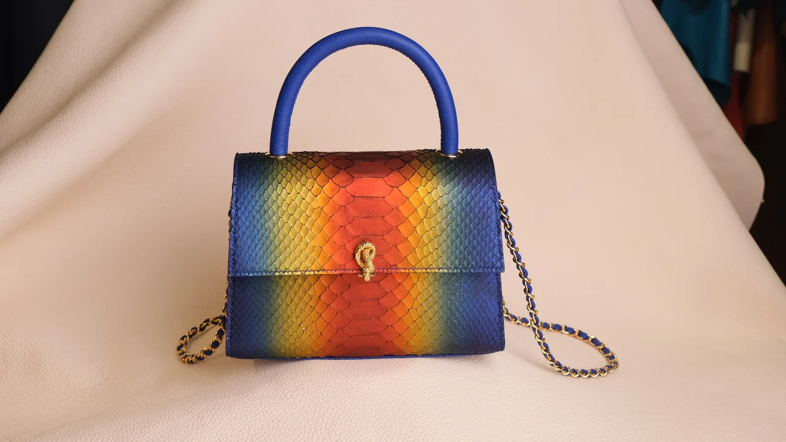 Ảnh Studio Túi Neo da trăn đa sắc quai cầm tay kèm dây xích - Koi Leather