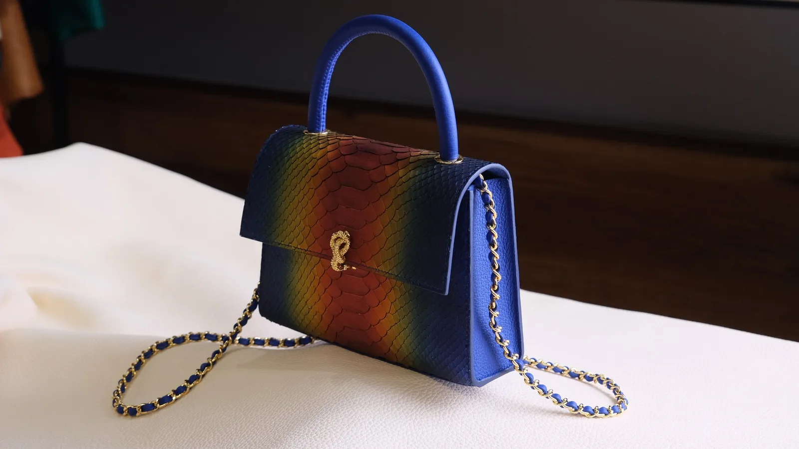 Ảnh Studio Túi Neo da trăn đa sắc quai cầm tay kèm dây xích - Koi Leather
