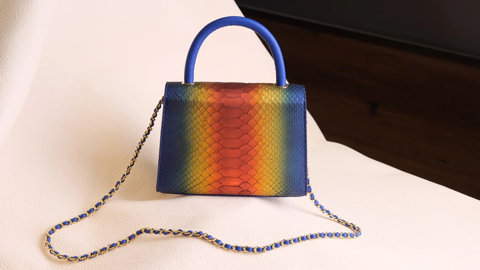 Ảnh Studio Túi Neo da trăn đa sắc quai cầm tay kèm dây xích - Koi Leather