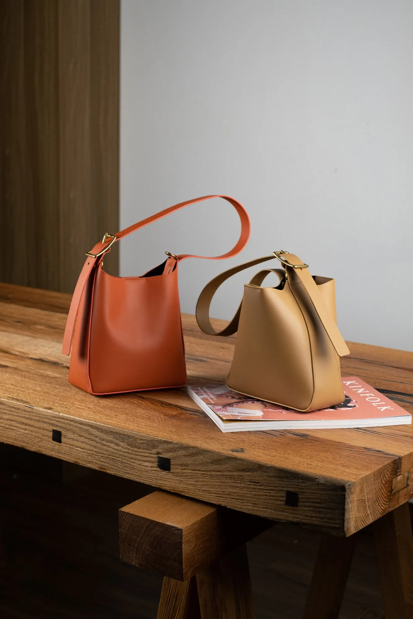 Ảnh Studio Túi xách da bò dáng xô quai bản lớn khóa kim - Koi Leather