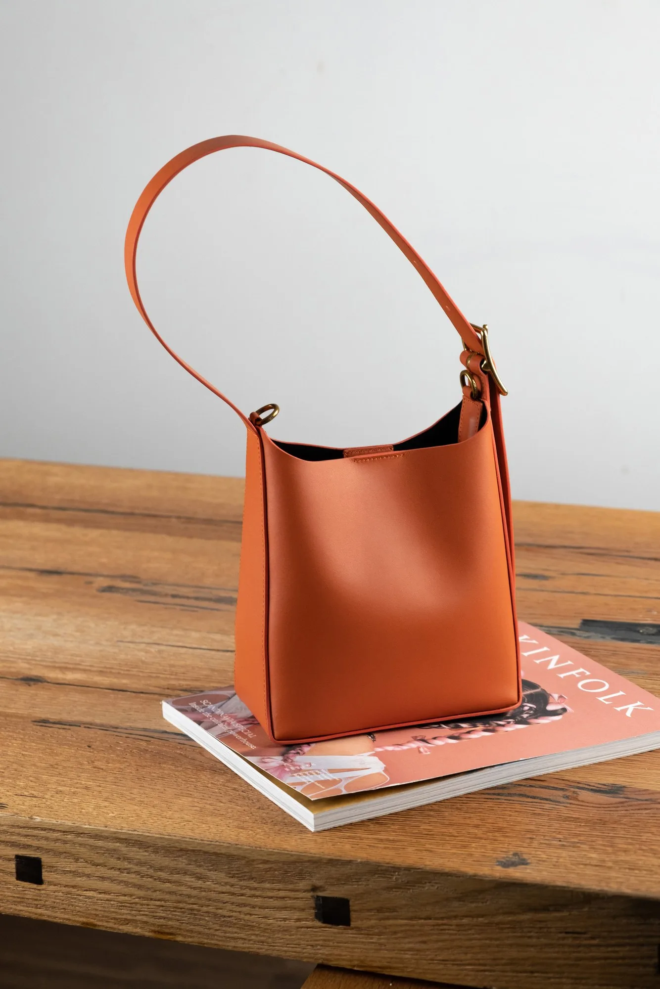 Ảnh Studio Túi xách da bò dáng xô quai bản lớn khóa kim - Koi Leather