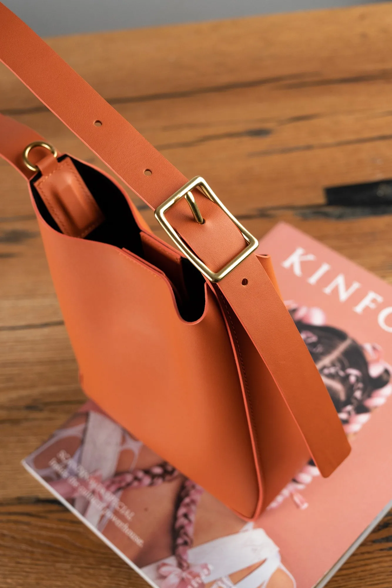 Ảnh Studio Túi xách da bò dáng xô quai bản lớn khóa kim - Koi Leather