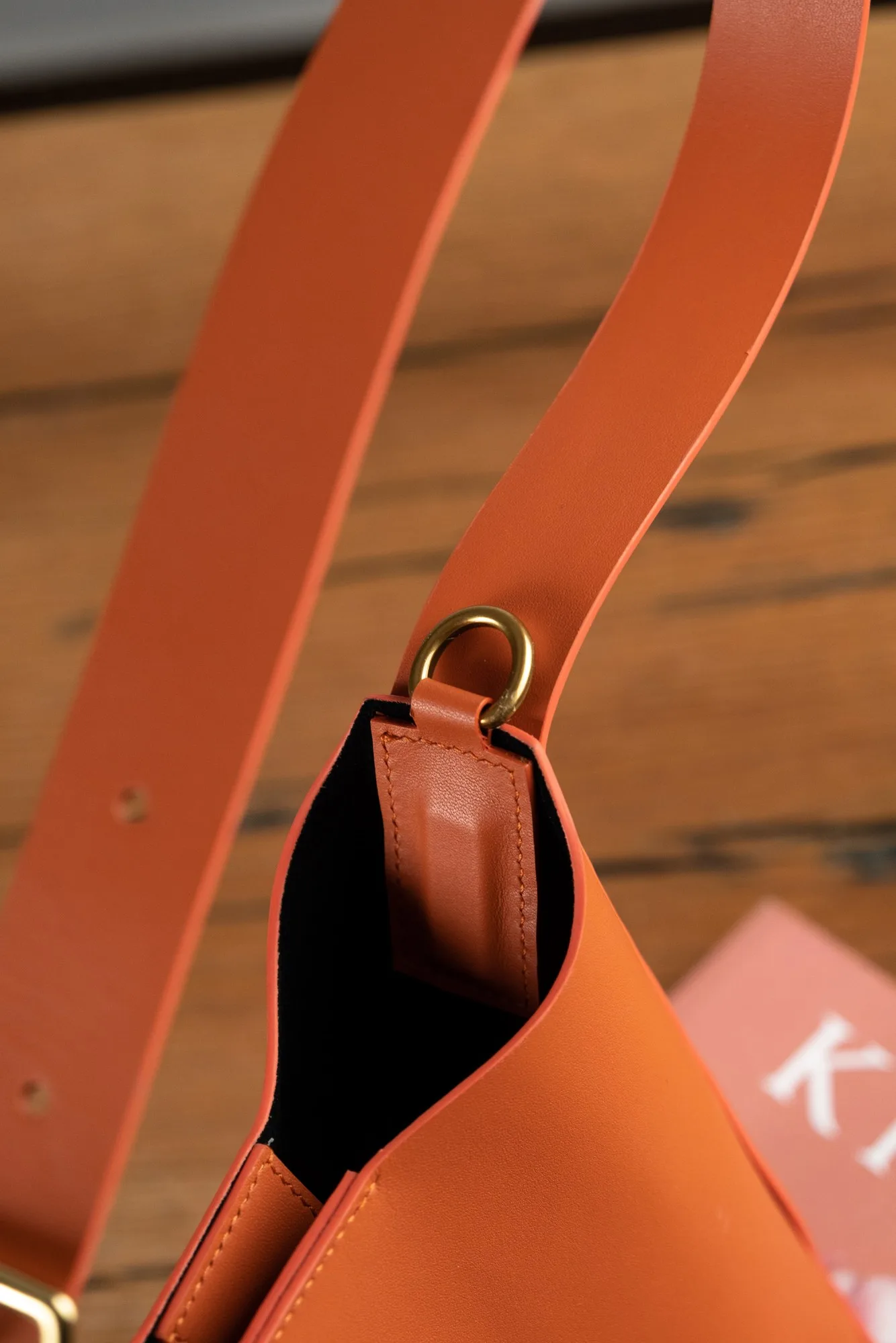 Ảnh Studio Túi xách da bò dáng xô quai bản lớn khóa kim - Koi Leather