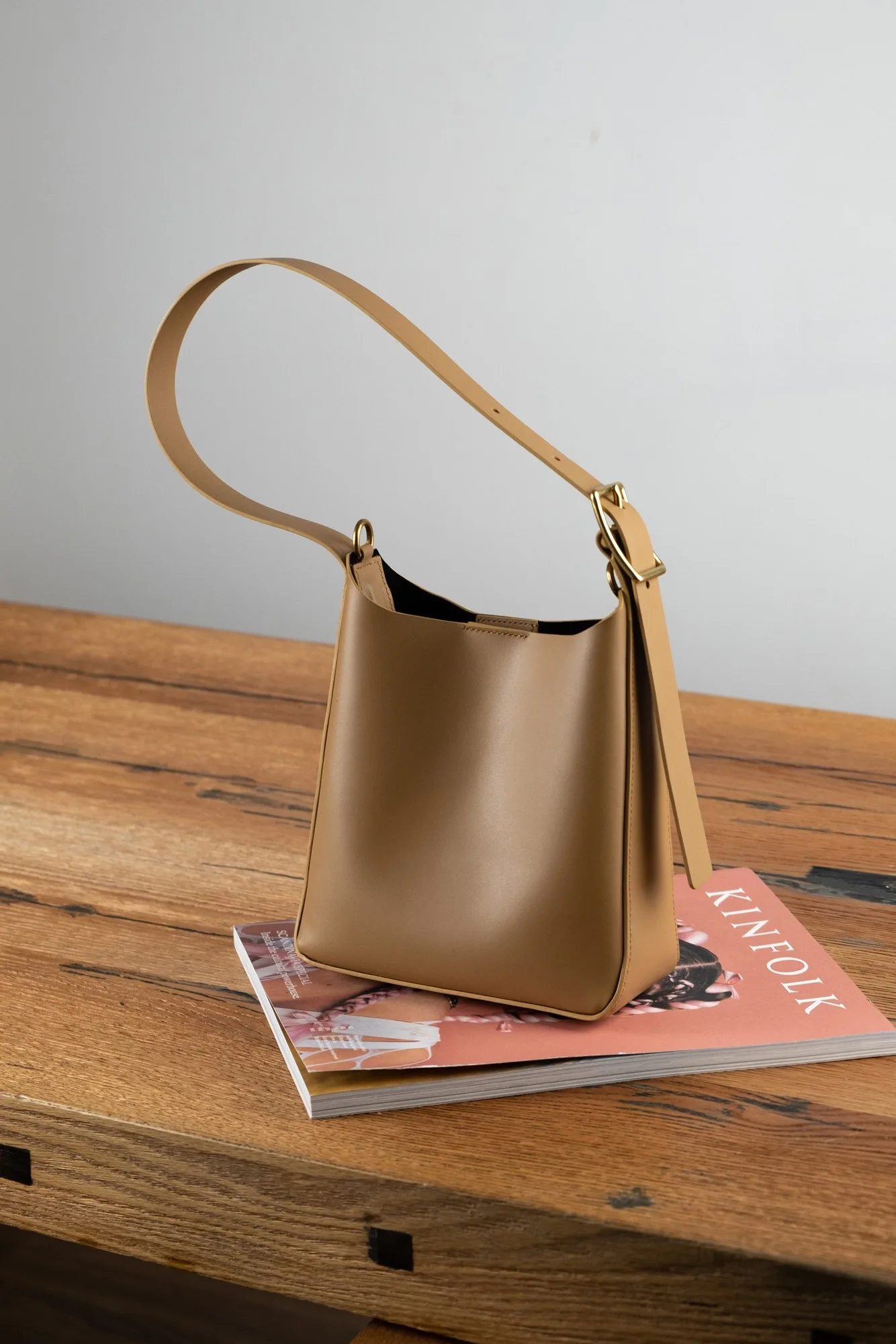 Ảnh Studio Túi xách da bò dáng xô quai bản lớn khóa kim - Koi Leather