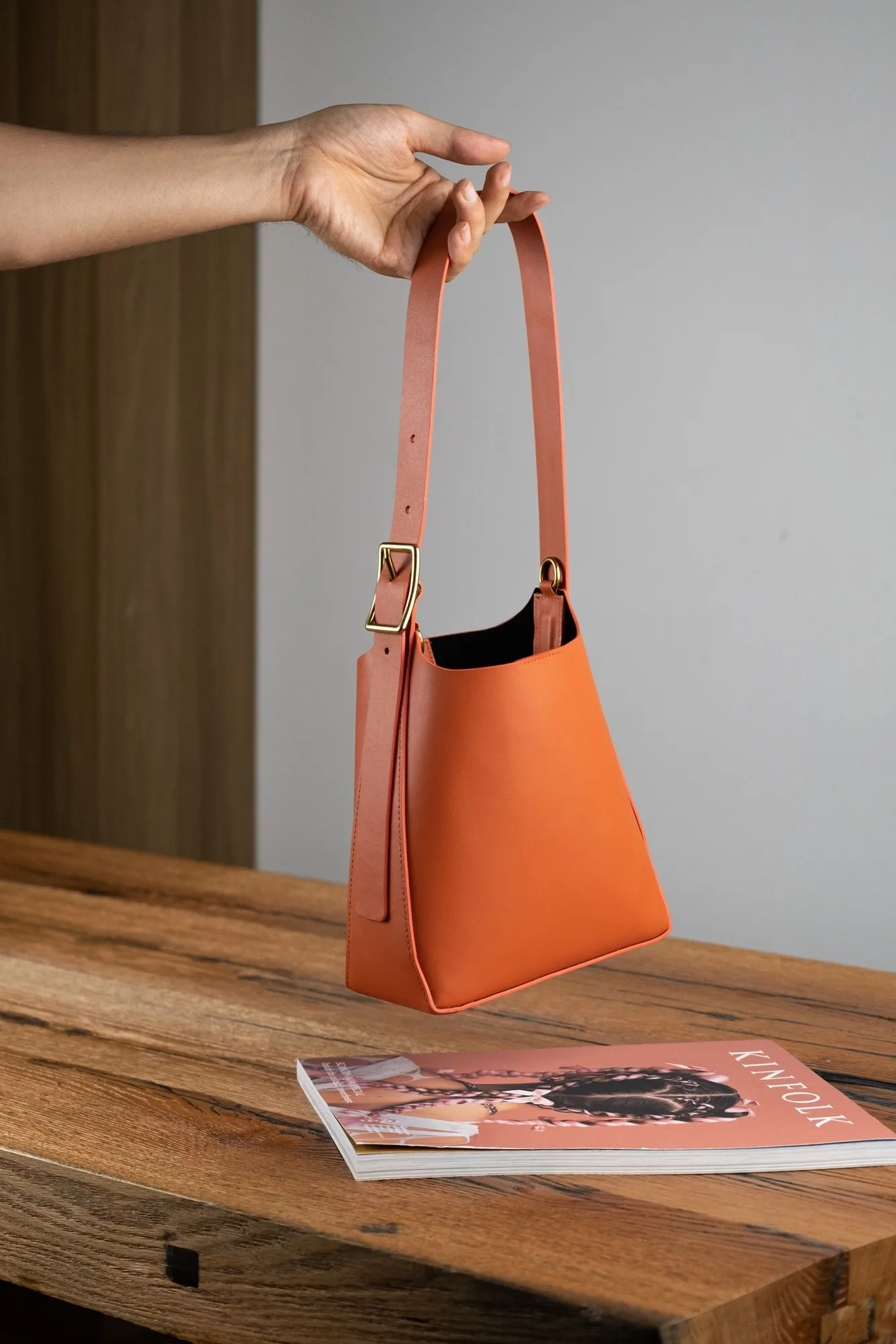 Ảnh Lifestyle Túi xách da bò dáng xô quai bản lớn khóa kim - Koi Leather