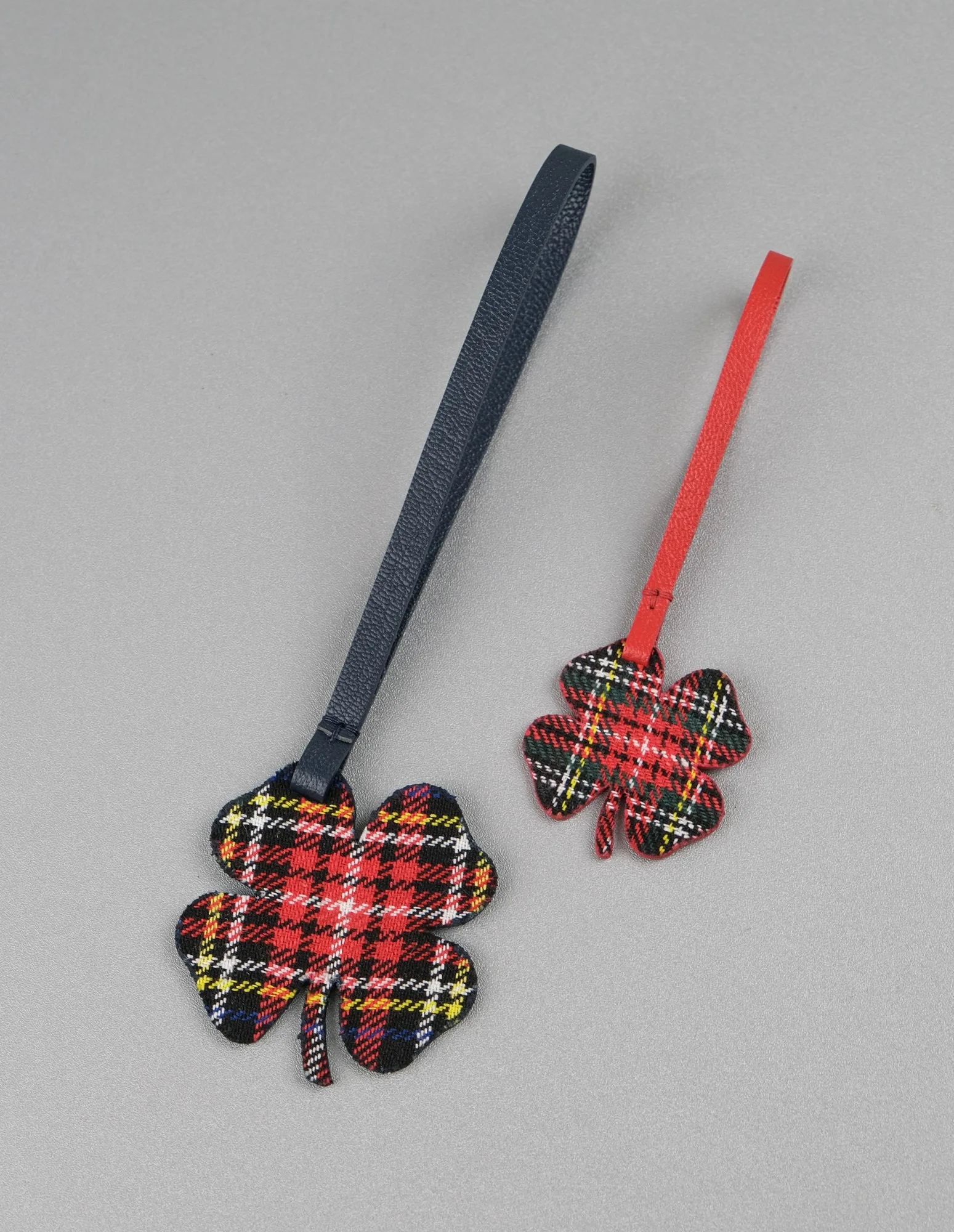 Ảnh Studio Charm đeo túi cỏ bốn lá phối vải dạ tartan và da bò - Koi Leather
