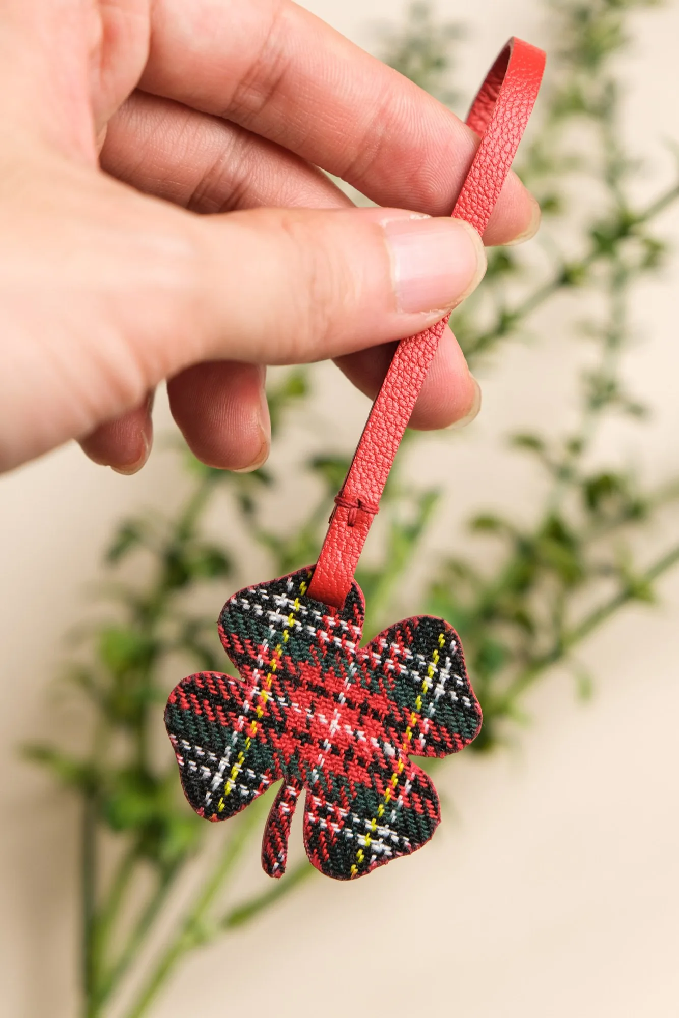 Ảnh Lifestyle Charm đeo túi cỏ bốn lá phối vải dạ tartan và da bò - Koi Leather