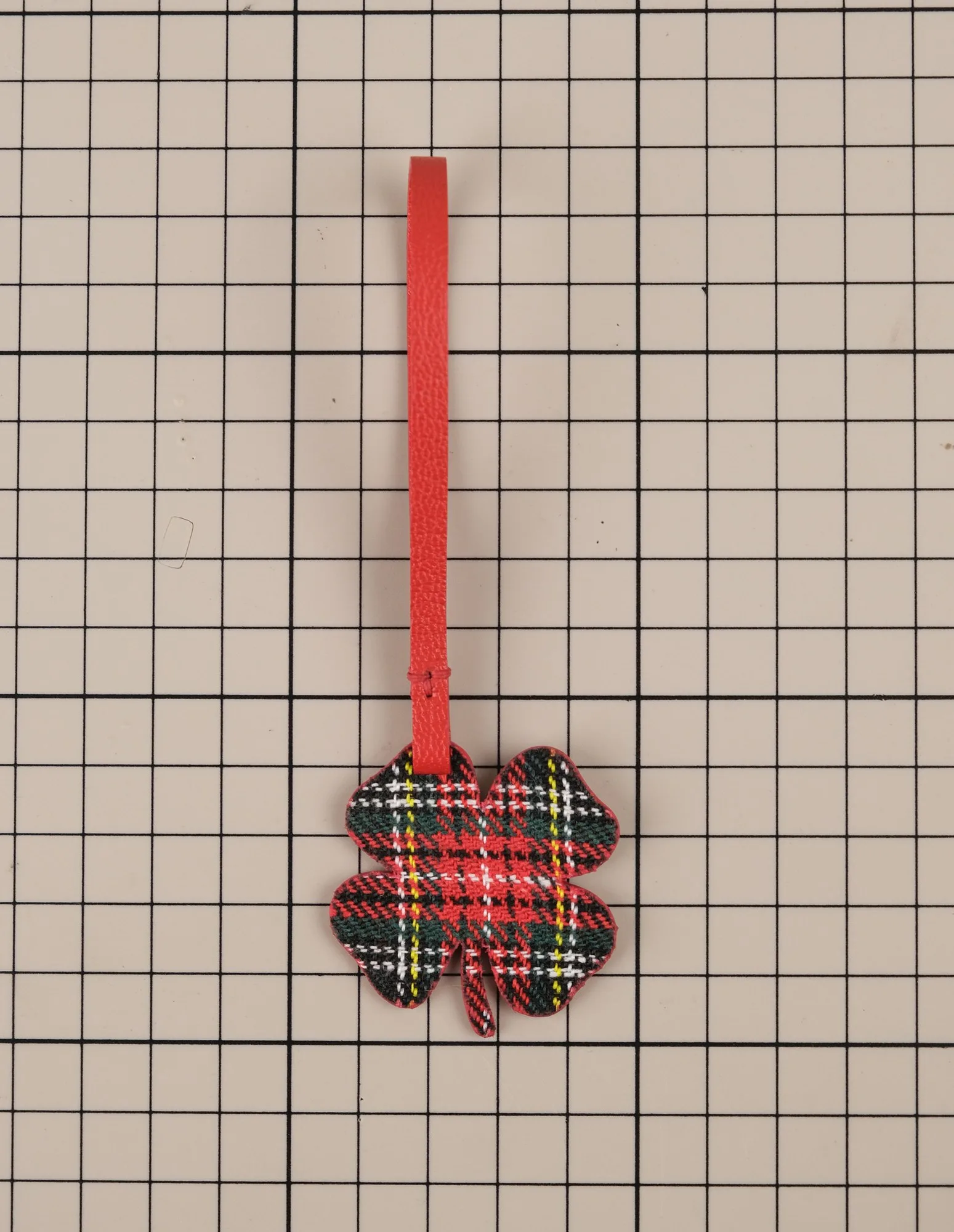 Ảnh Studio Charm đeo túi cỏ bốn lá phối vải dạ tartan và da bò - Koi Leather
