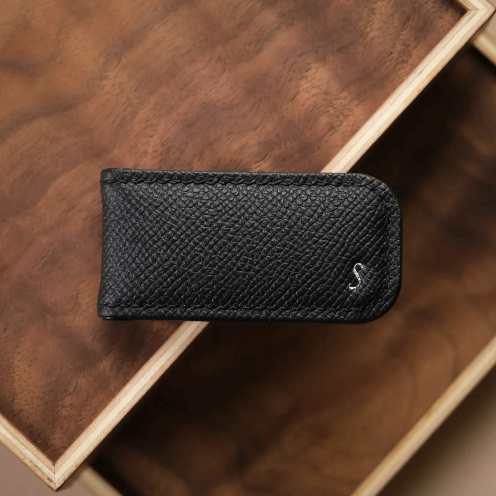Ảnh Studio money clip - KOI Leather