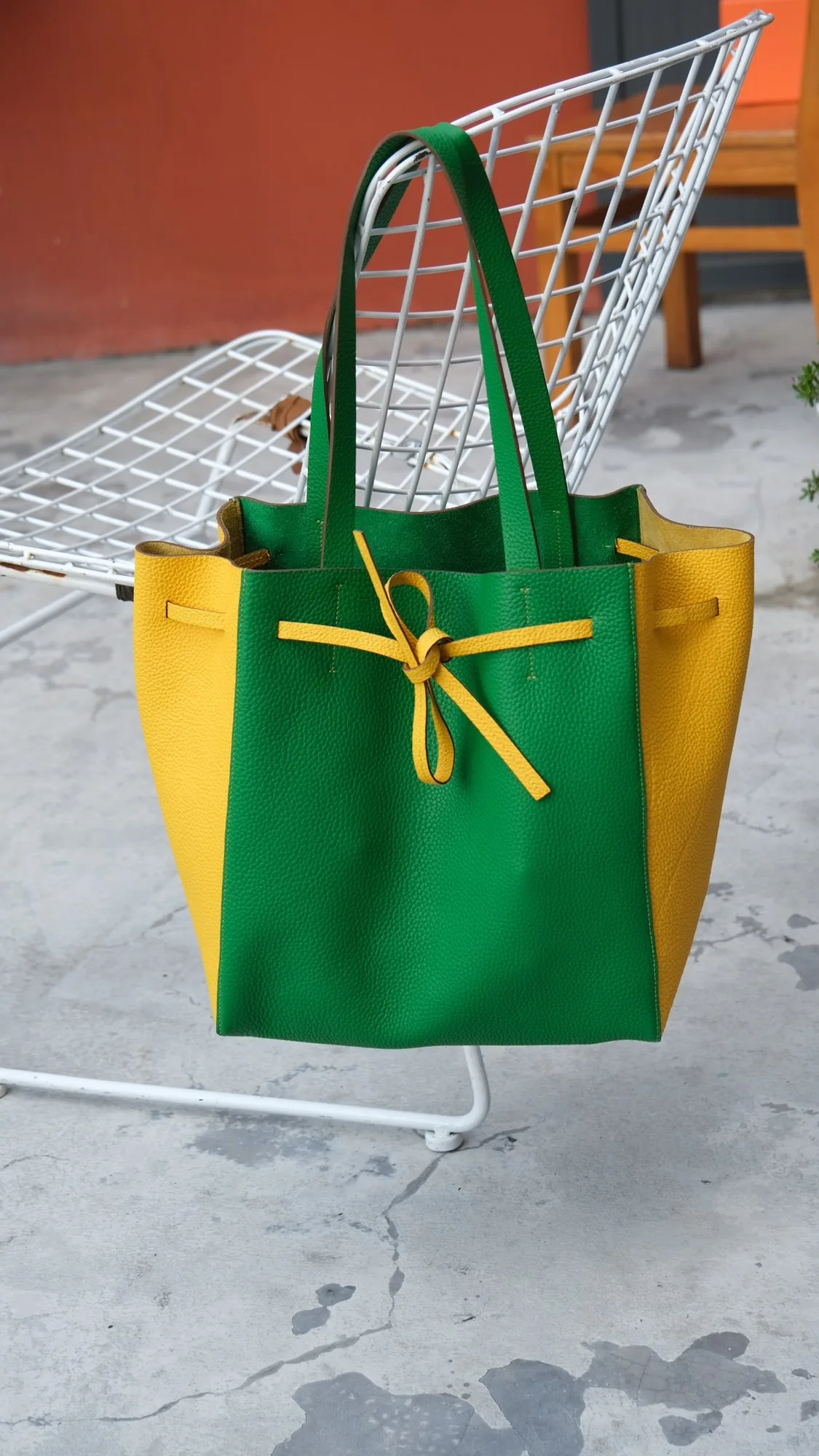 Ảnh Lifestyle Túi tote da Togo dáng thắt dây phối hai màu xanh lá và vàng - Koi Leather