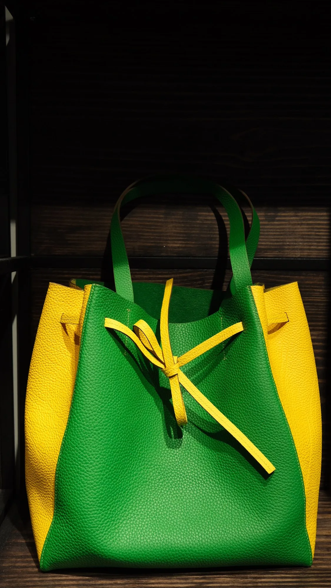 Ảnh Studio Túi tote da Togo dáng thắt dây phối hai màu xanh lá và vàng - Koi Leather