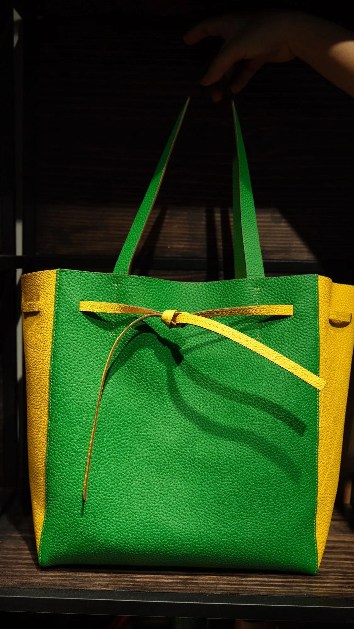 Ảnh Studio Túi tote da Togo dáng thắt dây phối hai màu xanh lá và vàng - Koi Leather