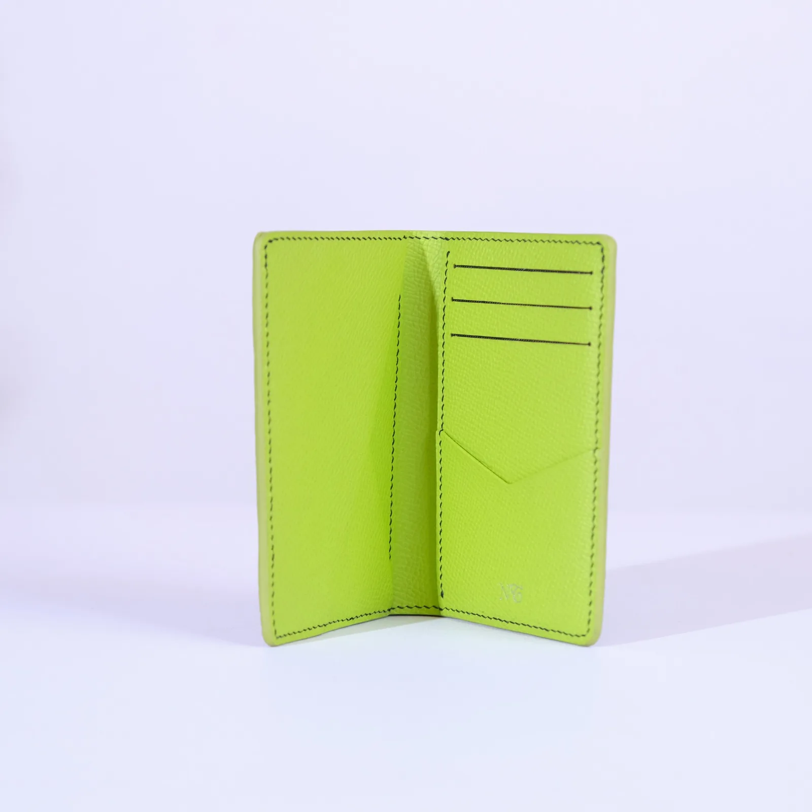 Ảnh Studio Ví đựng thẻ gập đôi da Patang đen phối Epsom xanh lá - Koi Leather