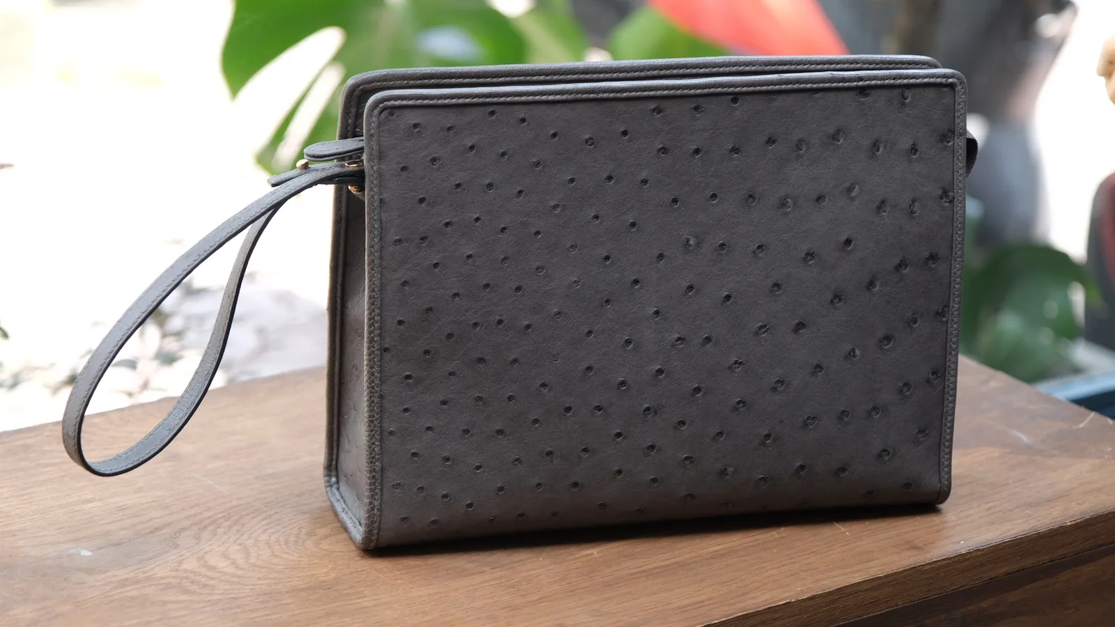 Ảnh Studio Clutch da đà điểu màu xám dáng hộp có quai đeo tay - Koi Leather