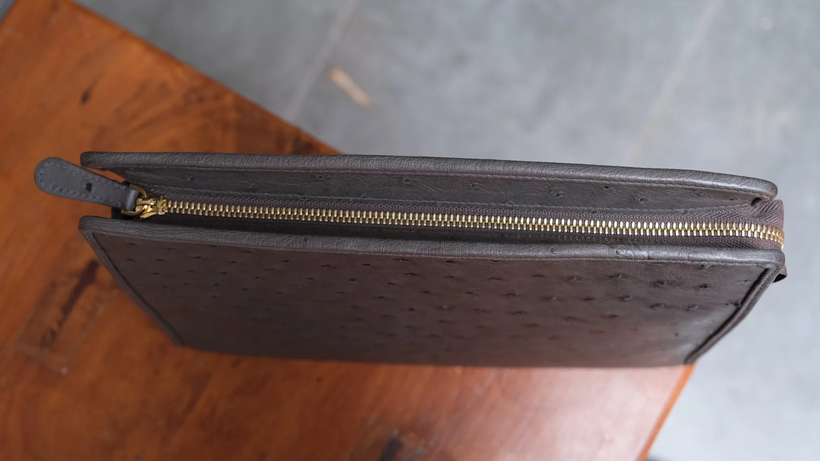 Ảnh Studio Clutch da đà điểu màu xám dáng hộp có quai đeo tay - Koi Leather