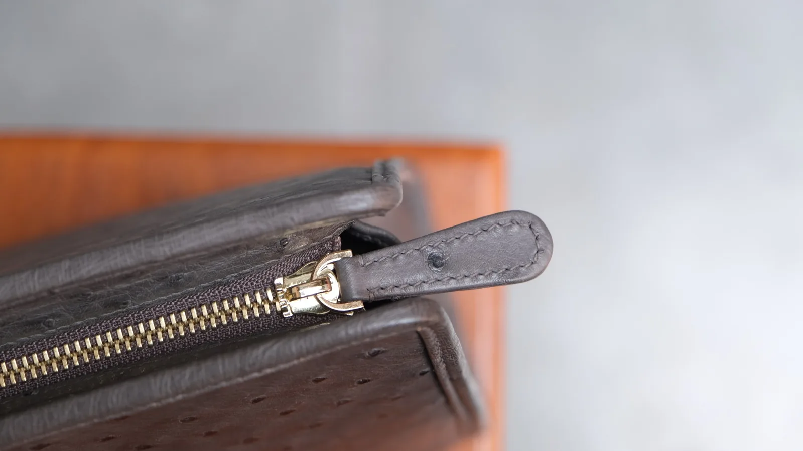 Ảnh Studio Clutch da đà điểu màu xám dáng hộp có quai đeo tay - Koi Leather
