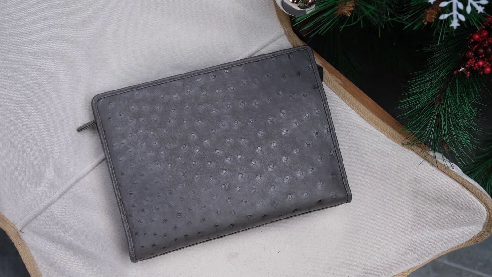 Ảnh Studio Clutch da đà điểu màu xám dáng hộp có quai đeo tay - Koi Leather