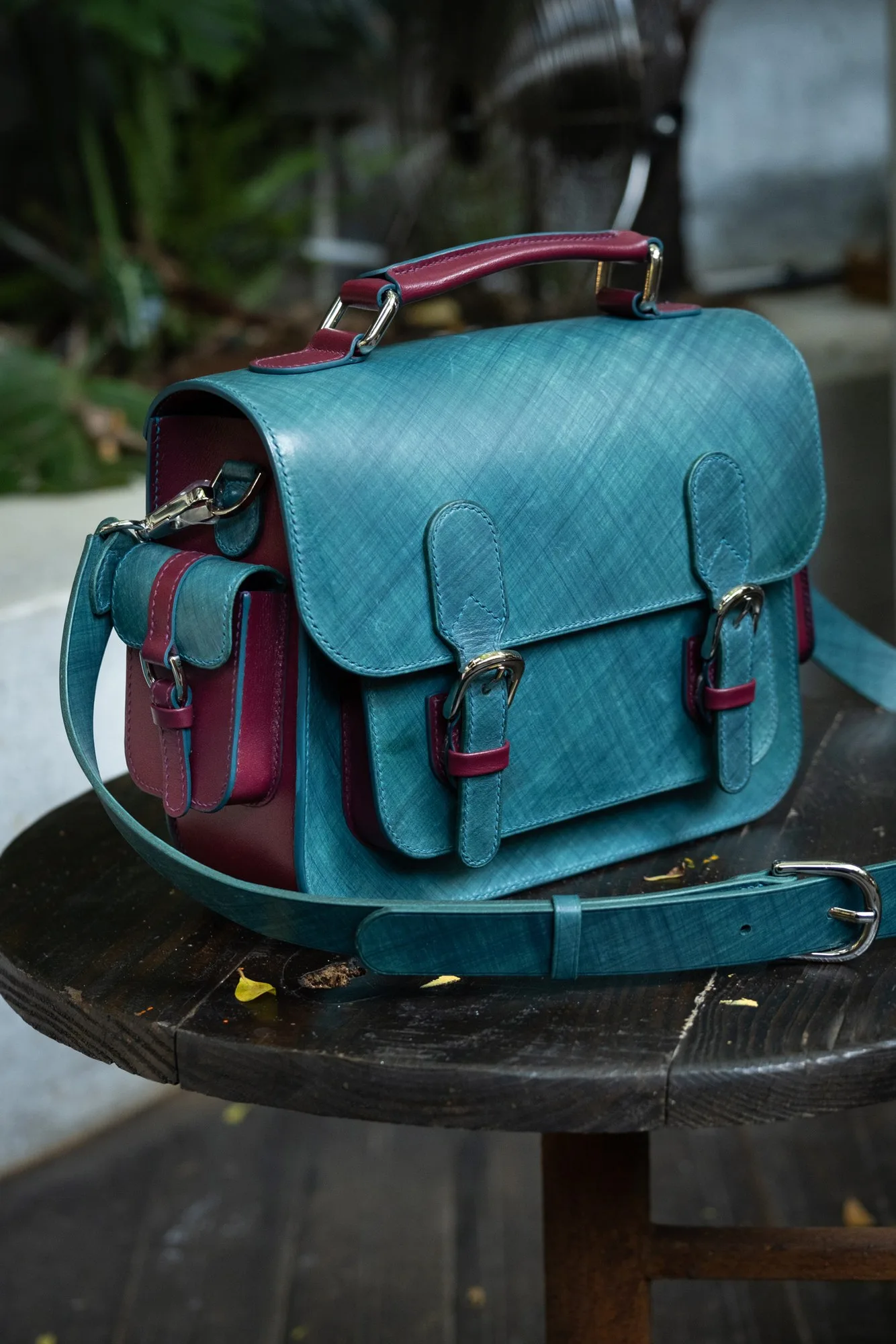 Ảnh Lifestyle Túi satchel da Pueblo màu xanh phối quai xách - Koi Leather