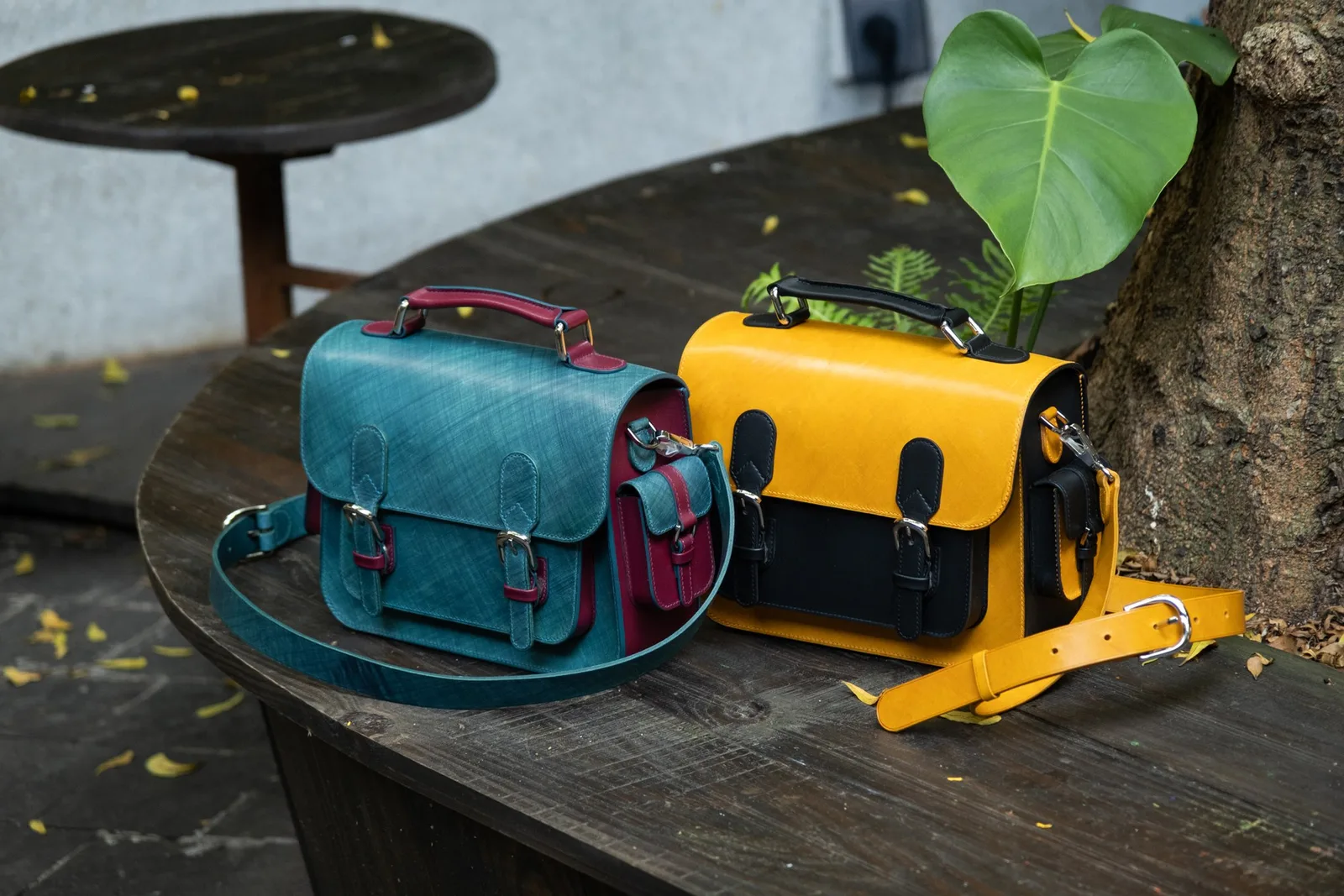 Ảnh Lifestyle Túi satchel da Pueblo màu xanh phối quai xách - Koi Leather
