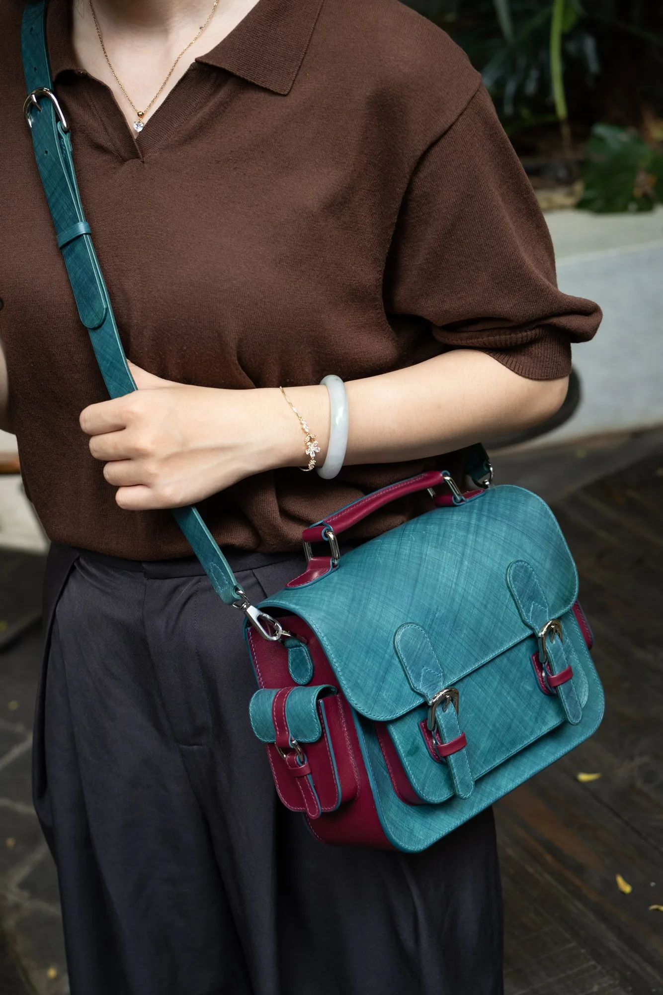 Ảnh Lifestyle Túi satchel da Pueblo màu xanh phối quai xách - Koi Leather