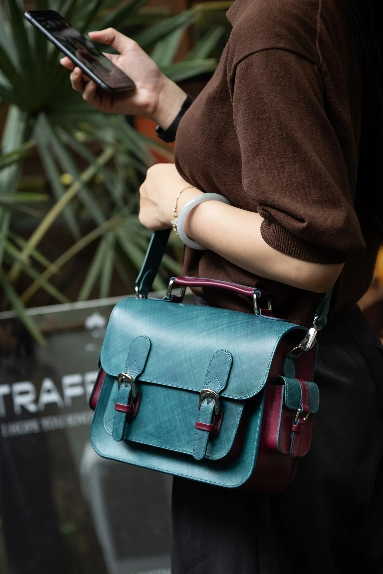 Ảnh Lifestyle Túi satchel da Pueblo màu xanh phối quai xách - Koi Leather