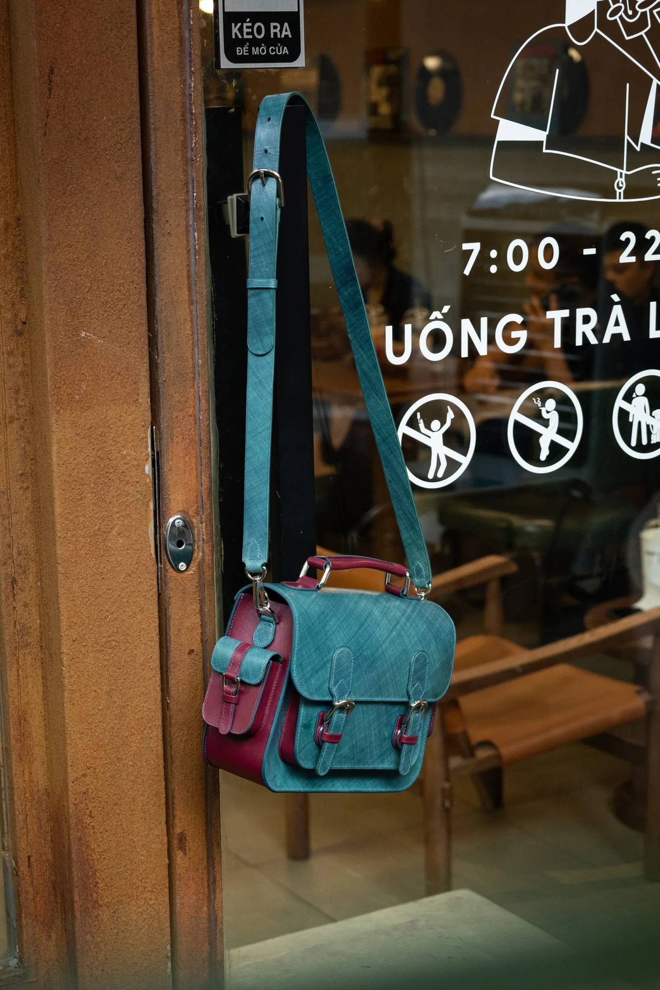 Ảnh Lifestyle Túi satchel da Pueblo màu xanh phối quai xách - Koi Leather