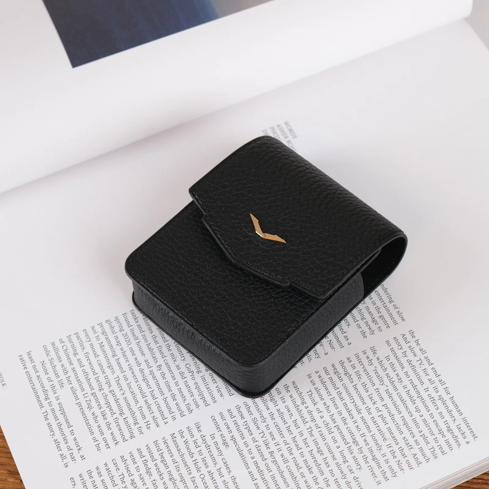 Ảnh Lifestyle Bao da điện thoại gập đeo thắt lưng da bò hạt đen - Koi Leather